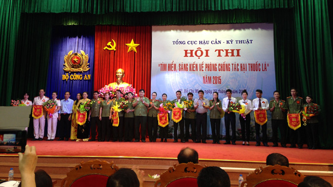 PGS.TS Lương Ngọc Khuê, Cục trưởng Cục Quản lý Khám chữa bệnh, Chánh Văn phòng Chương trình Phòng chống tác hại của thuốc lá, Giám đốc Quỹ Phòng chống tác hại của thuốc lá trao giải cho các đội đoạt giải.