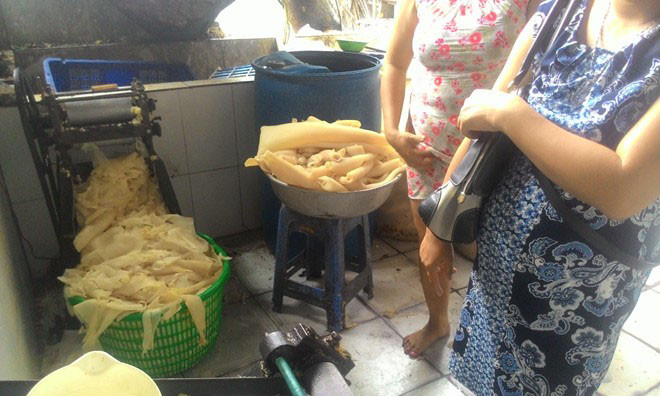 Số da heo ngâm hóa chất bị lực lượng chức năng lập biên bản tiêu hủy.