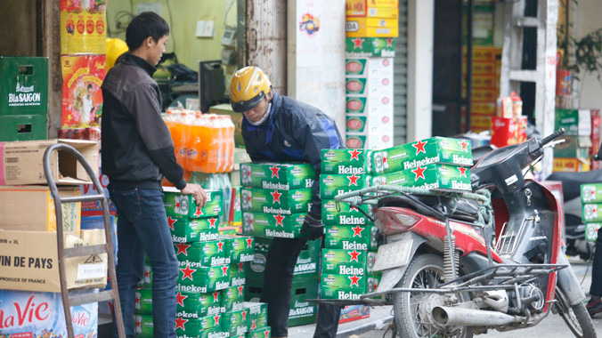 Sức mua giảm sút, nên giá các loại bánh kẹo, rượu bia chỉ tăng nhẹ. Ảnh: Như Ý.