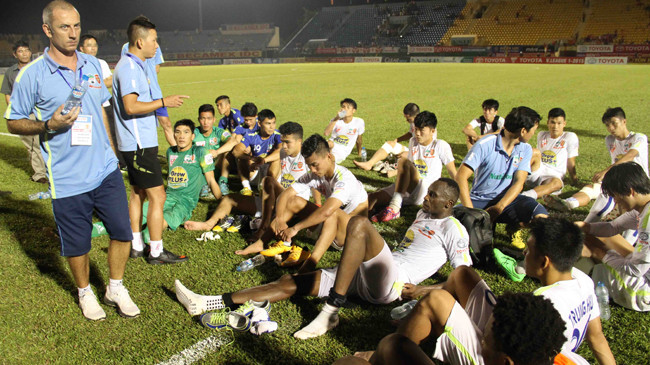 Nỗi thất vọng của thày trò HLV Graechen sau những thất bại liên tiếp trên đấu trường V-League và cúp Quốc gia. Ảnh: VSI.