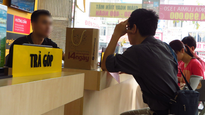 Khách hàng mua hàng trả góp với lãi suất lên đến 70%. Ảnh: Quỳnh Nga.