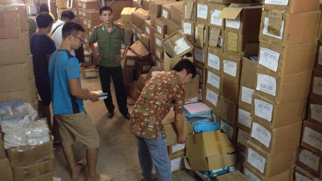 Cơ quan chức năng kiểm tra, niêm phong lô sách lậu của công ty Văn Hiến.