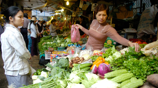 Hà Nội là địa phương có giá cả sinh hoạt đắt nhất cả nước. Ảnh: Như Ý.