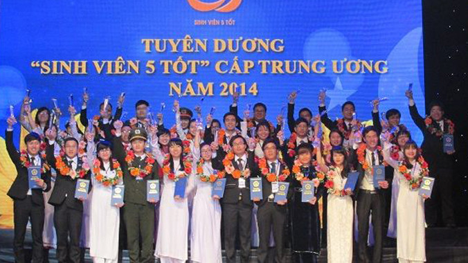 Các sinh viên tiêu biểu nhận giải thưởng “Sinh viên 5 tốt” và “Sao tháng giêng”.