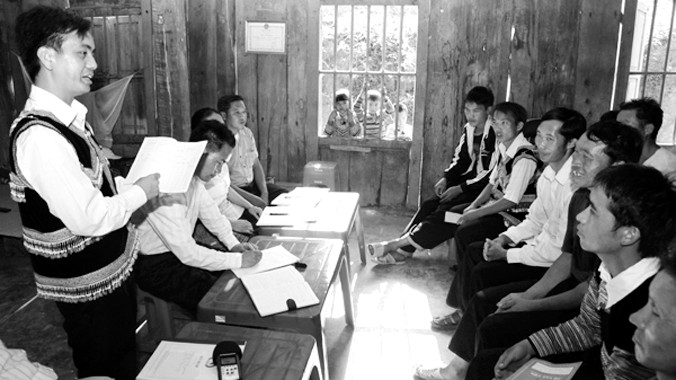 Làm thủ tục giải ngân cho hộ nghèo vay vốn. Ảnh: Trần Việt.