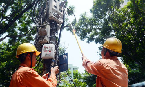 Nhân viên điện lực ghi chỉ số công tơ. Ảnh minh họa, không phải nhân vật trong bài.