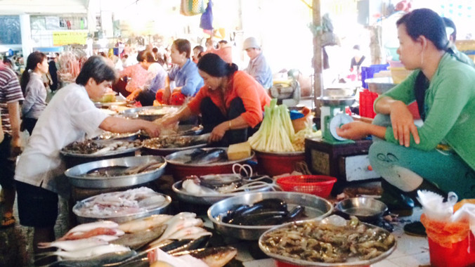 Sau khi ra khỏi chợ đầu mối nông sản Bình Điền - nhiều loại thủy sản này được tiểu thương đẩy giá chục lần khi bán ở chợ lẻ. Ảnh: L.N.