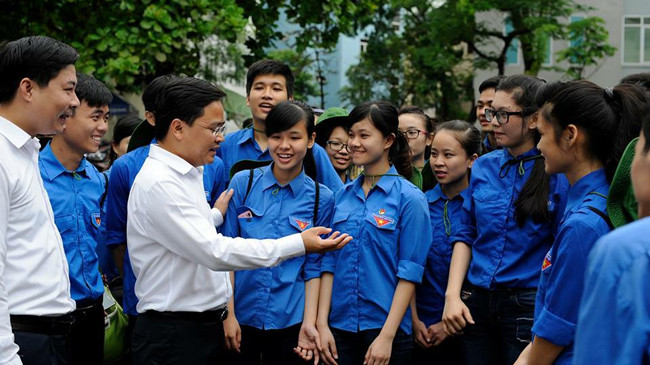 Bí thư T.Ư Đoàn Nguyễn Anh Tuấn nói chuyện với sinh viên trường Học viện Thanh thiếu niên Việt Nam - nơi T.Ư Đoàn sẽ tổ chức đào tạo lãnh đạo trẻ. Ảnh: Bá Anh.