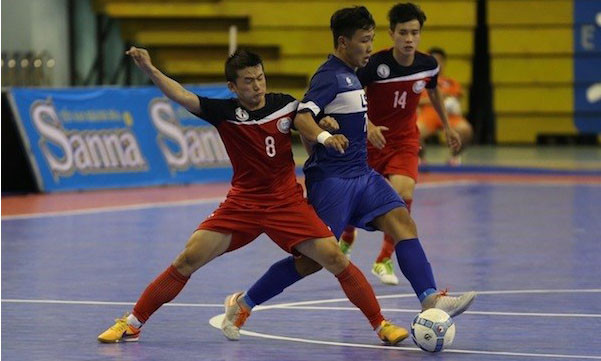 HPN Phú Nhuận (áo đỏ) bị trừ điểm. Ảnh: Thanh Niên.