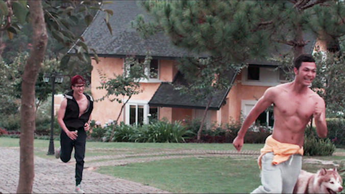 Dường như nhân vật chính của “Cầu vồng không sắc” bất lực, chỉ còn cách chạy trên đồi để thể hiện tình yêu.