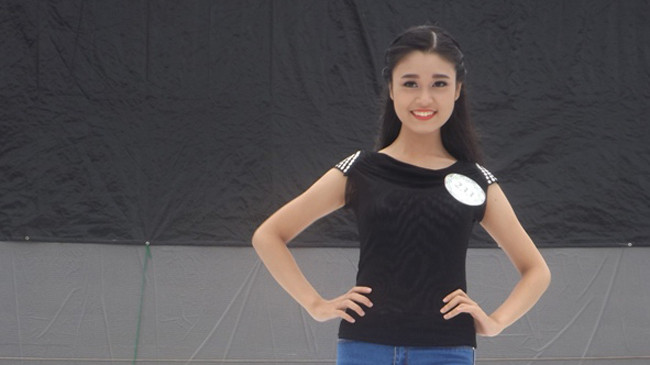 Thí sinh tạo dáng trên sân khấu. Ảnh: Hòa Hội.