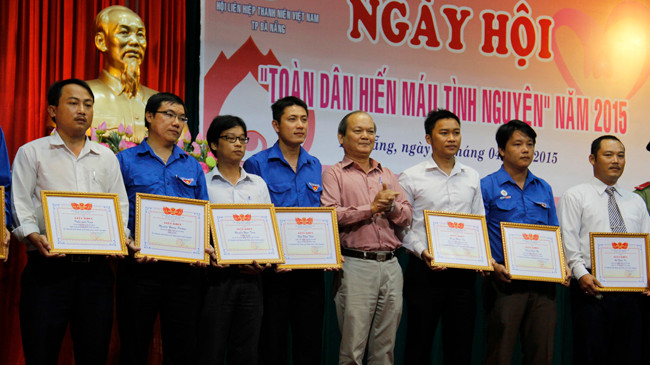 Tặng bằng khen cho thanh niên hiến máu tiêu biểu.