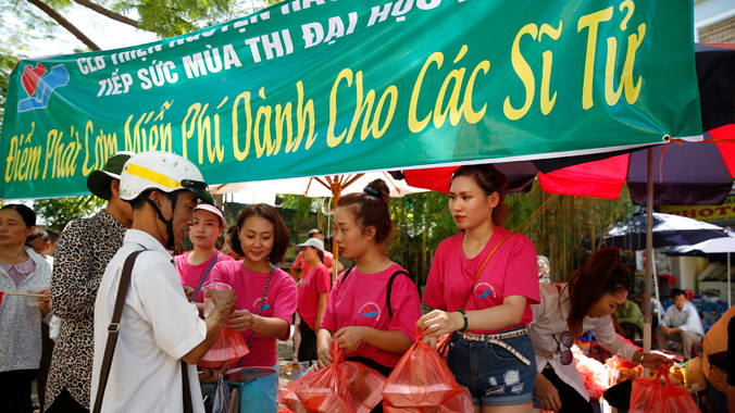 Một điểm phát cơm miễn phí cho các sĩ tử tại Hà Nội trong ngày 1/7. Ảnh: Hồng Vĩnh.