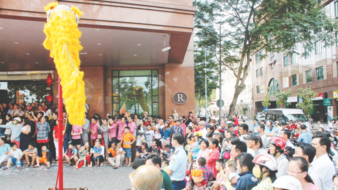 Những ngày đầu năm, các đoàn lân sư rồng “hốt bạc” khi được mời biểu diễn liên tục. Ảnh: Việt Văn.