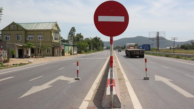 Không chỉ chịu cảnh đường lún, người dân phải né các cọc tiêu dựng giữa đường (nhà thầu dựng lên để xe không đi vào, làm đường thêm lún). Ảnh chụp trên QL 1A qua Nghệ An. Ảnh: Cảnh Huệ.