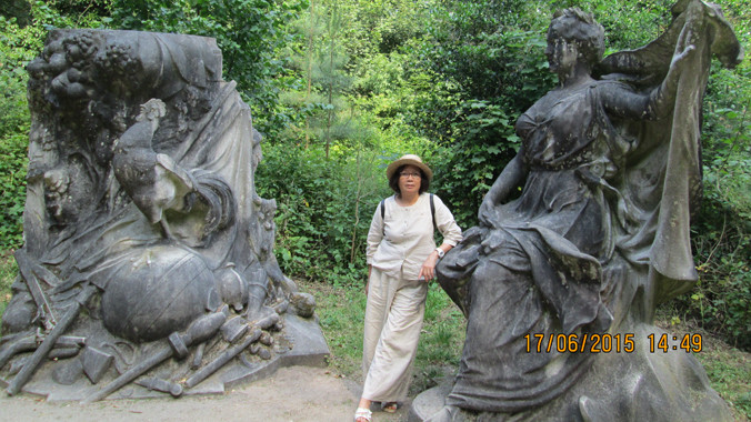 Tượng gà trống gáy, và tác giả đứng bên tượng đài "Vinh quang bành trướng thuộc địa"