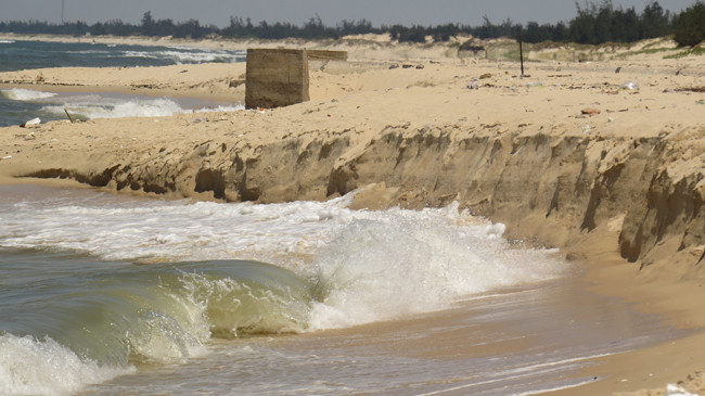 Bãi biển Nhật Lệ đang bị sạt lở nghiêm trọng.