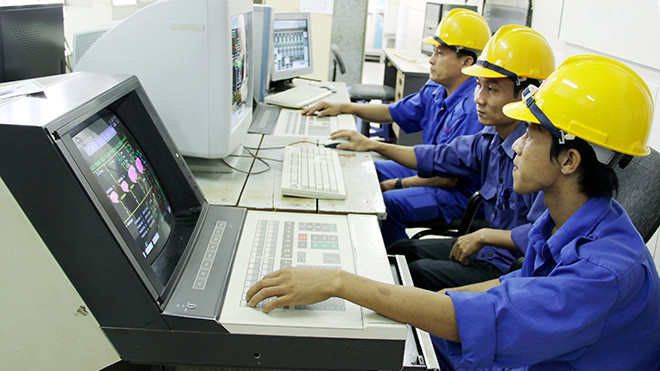 Để mua được giá điện rẻ, theo các chuyên gia, cần chờ đến sau năm 2020 khi thị trường bán lẻ điện cạnh tranh đi vào vận hành. Ảnh: Hồng Vĩnh.