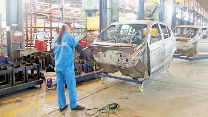 Ngành công nghiệp ô tô trong nước được bảo hộ nhiều, nhưng thành quả lẹt đẹt (trong ảnh, ô tô của Vinaxuki “đắp chiếu”). Ảnh: Tuấn Đức.