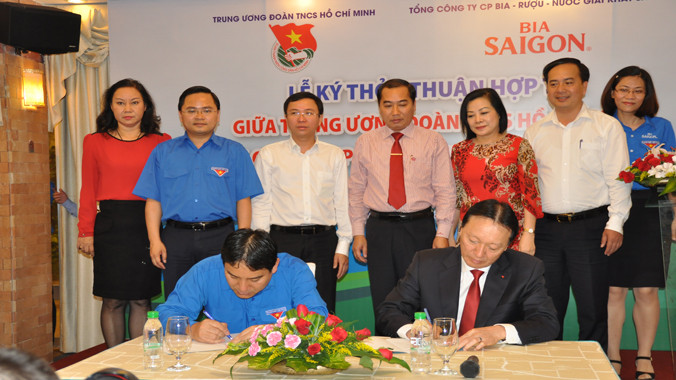 Anh Nguyễn Đắc Vinh cùng ông Phan Đăng Tuất ký kết hợp tác. Ảnh: Hải Bình.