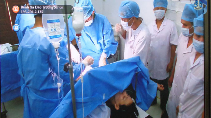 Êkíp bác sĩ phẫu thuật Bệnh xá đảo Trường Sa đang khâu đóng ổ bụng cho bệnh nhân. Ảnh: T.Đ.