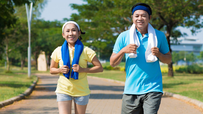 Sau tuổi 50, mọi người cần chủ động “phòng bệnh hơn chữa bệnh” bằng dinh dưỡng cân đối và vận động hợp lý. Hình: shutterstock.