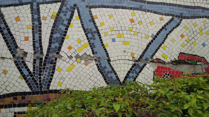 Vết nứt dọc thân tường thời điểm hiện tại.