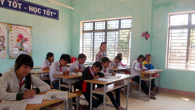 Cô và trò trường Sơn Long. Ảnh: Nguyễn Trang.