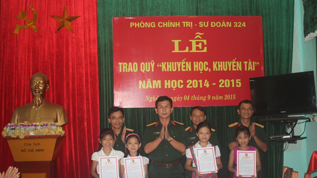 Phòng Chính trị Sư đoàn 324 trao quỹ “khuyến học, khuyến tài” năm học 2014 - 2015.