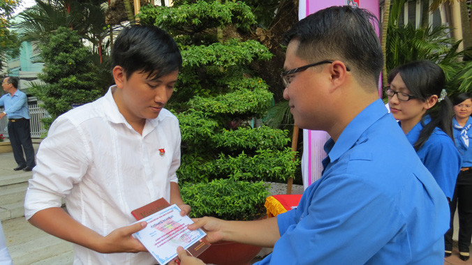 Các đoàn viên được kết nạp mới.