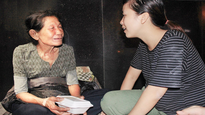 Nhiều người vô gia cư xúc động khi biết hoàn cảnh của Hân và quý cô gái như con cháu. Ảnh: Quang Lộc.