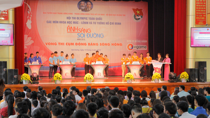 Các thí sinh tham gia hội thi “Ánh sáng soi đường”.