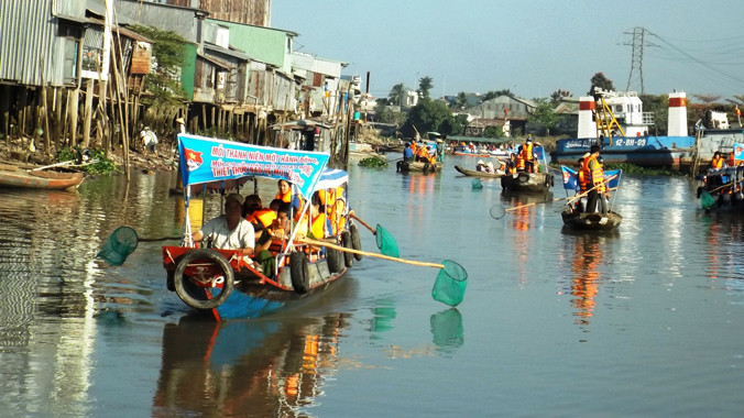 ĐVTN quận Cái Răng vớt rác quanh chợ nổi Cái Răng. Ảnh: Hòa Hội.