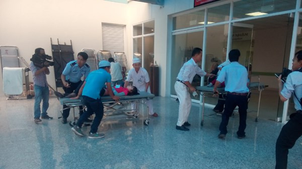 Công nhân được đưa đến bệnh viện cấp cứu.