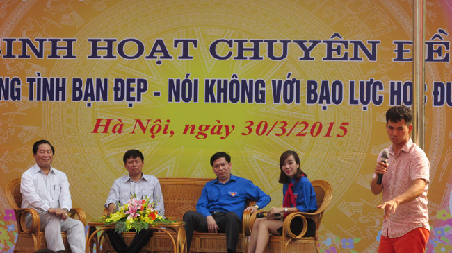 Các khách mời cùng giao lưu với các em học sinh Trường THCS Kiến Hưng về xây dựng tình bạn đẹp và đẩy lùi bạo lực học đường.