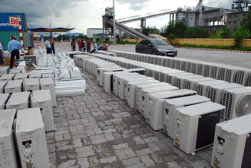 4 container hàng hóa bị thu giữ.