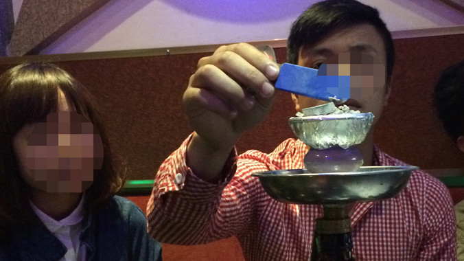 Nhiều bạn trẻ say sưa trong khói shisha mà không biết đang phải đối mặt với nhiều mối nguy hiểm.