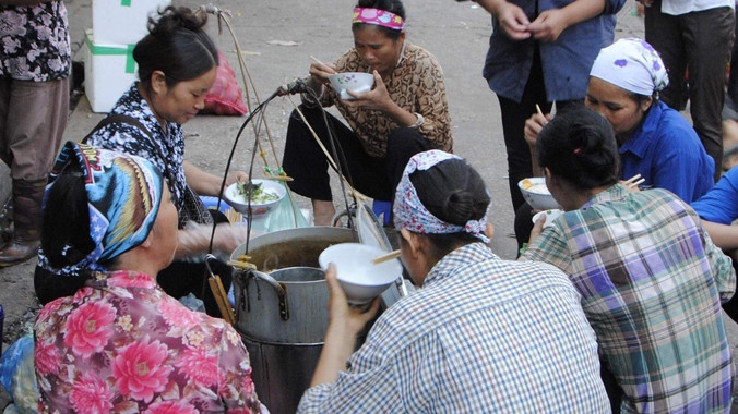 Ăn vội bát bún cho đỡ cơn đói.