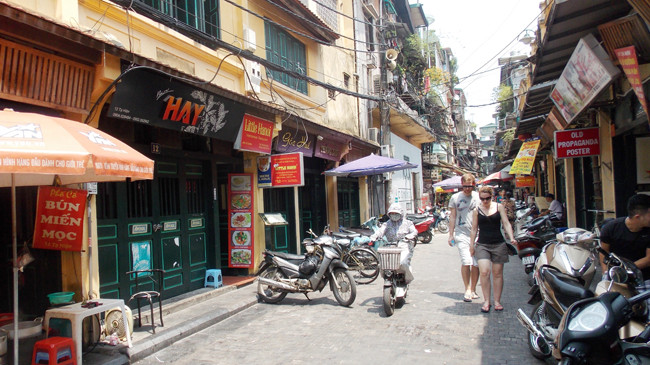 Đầu tư hơn 10 tỷ đồng để lát đá, chỉnh trang nhưng phố cổ Tạ Hiện vẫn lộn xộn xe cộ, mạng nhện dây điện và chưa có bản sắc riêng. Ảnh: Anh Trọng.