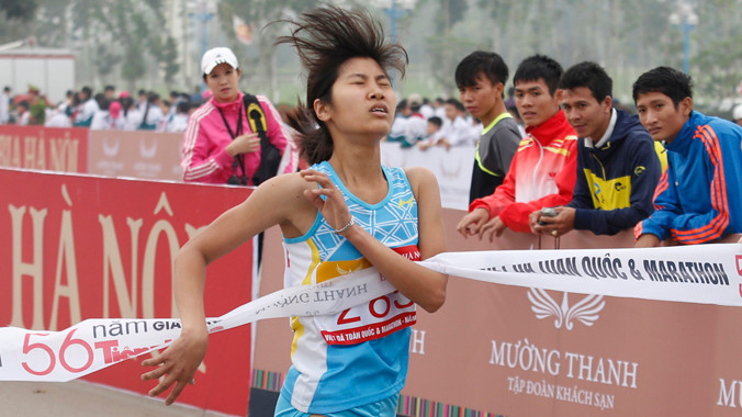 VĐV Nguyễn Thị Tuyết Mai, Lào Cai về nhất 2,5 km nữ giải phong trào. Ảnh: Hồng Vĩnh.