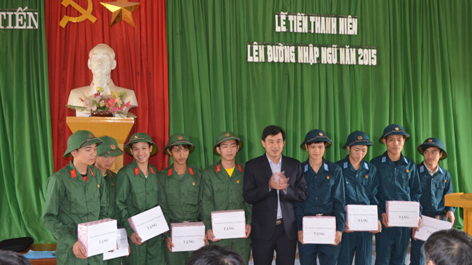Anh Phạm Trọng Dũng, Phó bí thư Tỉnh Đoàn Thanh Hóa (thứ 5 phải sang), tặng quà cho các tân binh. Ảnh: Hoàng Lam.