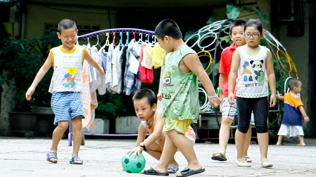 Trẻ em khu tập thể Nghĩa Tân, Cầu Giấy, Hà Nội thiếu sân chơi...Ảnh: Ngọc Châu.