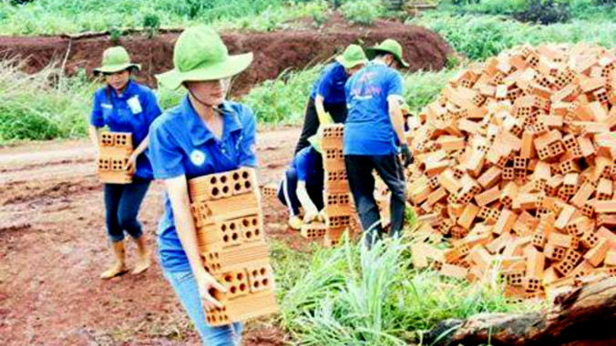 Tình nguyện viên phụ xây trường học.