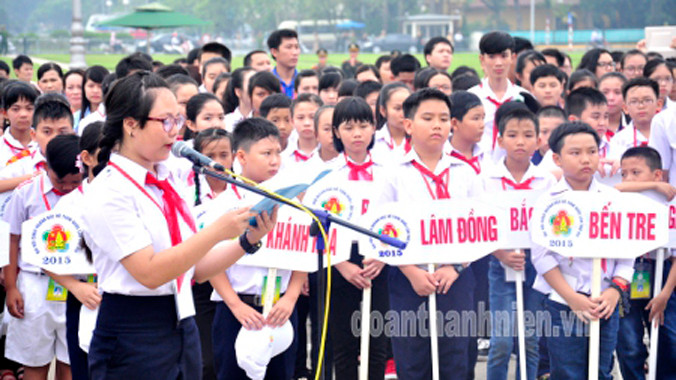 Đại biểu Đỗ Kiều Trinh thay mặt các bạn báo công với Bác.