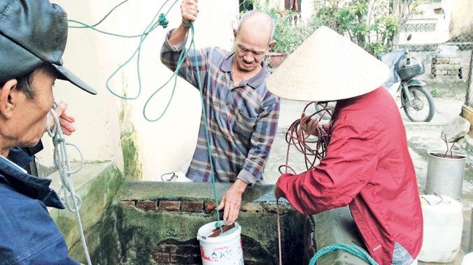 Hình ảnh hàng ngày của cụ Đường bên giếng Bá Lễ.