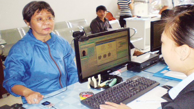 Nhờ mô hình chính quyền “không dây”, văn phòng “không giấy”, người dân tiết kiệm được thời gian, công sức, tiền bạc hoàn thiện thủ tục hành chính...(Ảnh: Làm thủ tục hành chính qua dấu vân tay tại UBND phường Bến Thành, quận 1, TPHCM). Ảnh: Huy Thịnh.