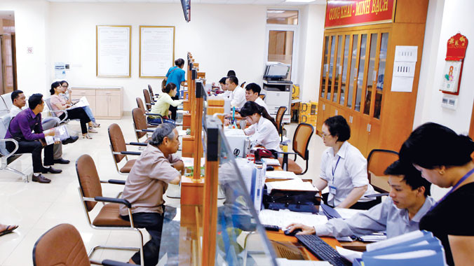 Người dân đến làm thủ tục hành chính tại quận Hoàn Kiếm - Hà Nội. Ảnh: Như Ý.