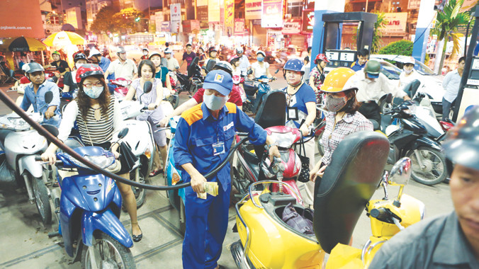 Giá xăng dầu, giá điện cần tiệm cận giá thị trường nhưng phải minh bạch cơ cấu giá. Ảnh: Hồng Vĩnh.