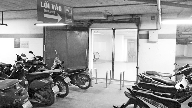 Hàng trăm xe máy xếp gần cửa vào siêu thị dưới tầng hầm The Garden. Ảnh: Hà Anh.