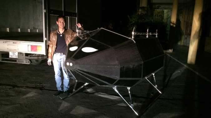 Phạm Gia Vinh bên cạnh sản phẩm có trần bay 23 km do anh nghiên cứu, chế tạo.